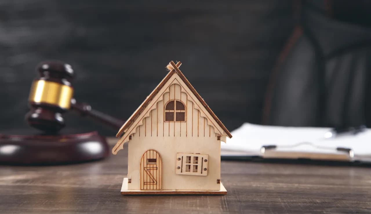 Czy komornik może sprzedać połowę mieszkania? Prawa współwłaścicieli