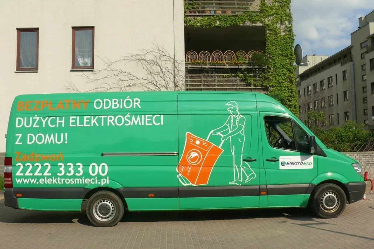 Samochód który zbiera elektrośmieci z osiedla – bezpieczne rozwiązanie dla mieszkańców
